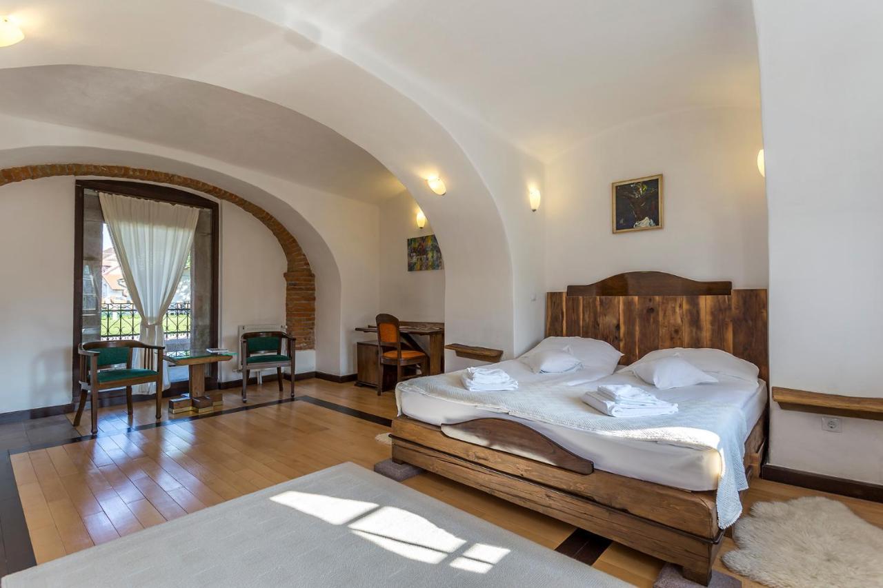 Castle Hotel Daniel Baraolt Ngoại thất bức ảnh