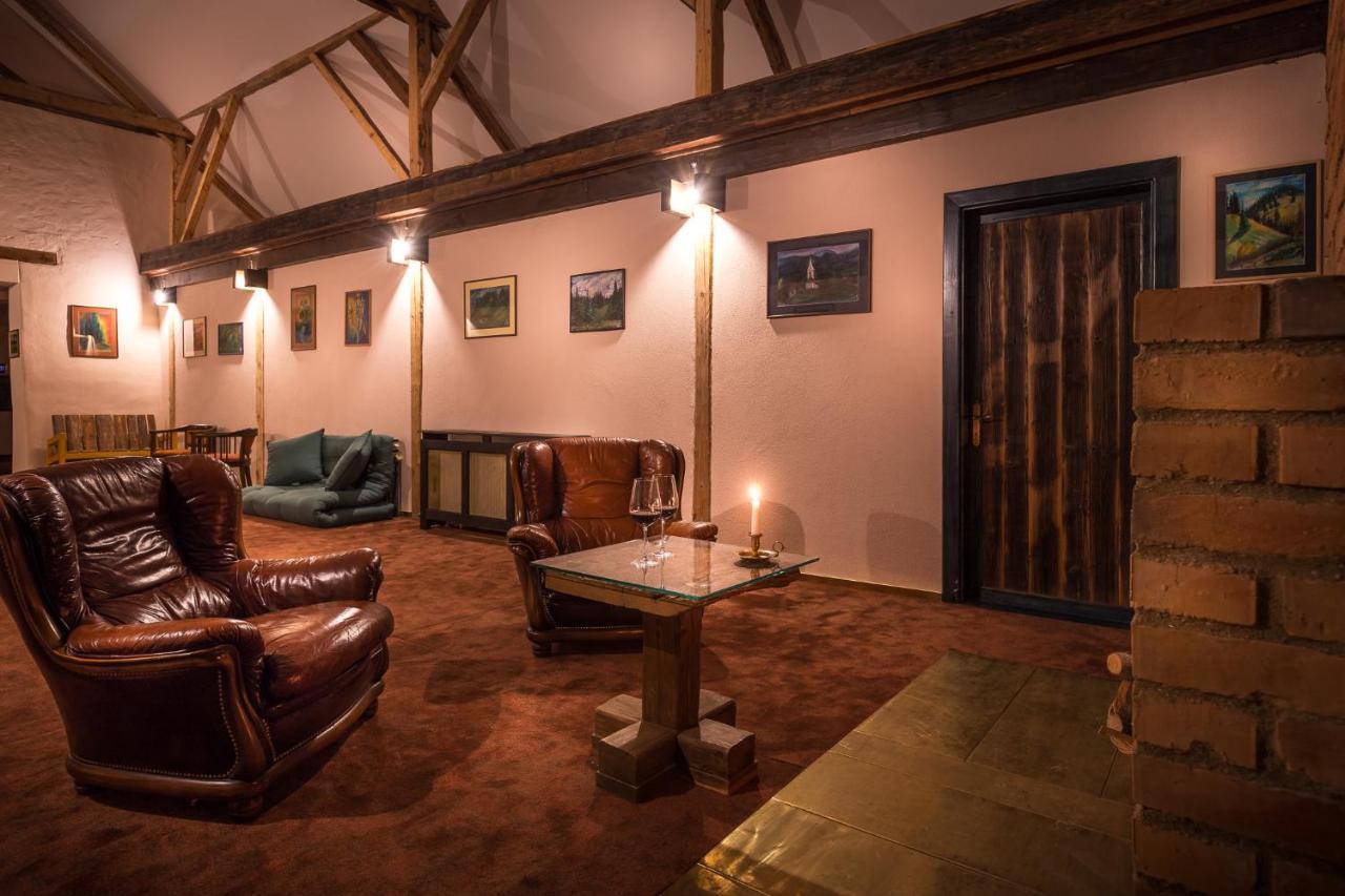Castle Hotel Daniel Baraolt Ngoại thất bức ảnh